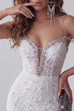 Vestido Curto de Boas-Vindas Branco com Missangas e Ombros Descobertos, com Brilhantes