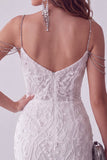 Vestido Curto de Boas-Vindas Branco com Missangas e Ombros Descobertos, com Brilhantes
