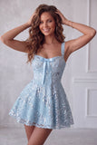 A-Line Azul Celeste Tiras grossas Curtas Florais Vestido de Finalistas com Laço
