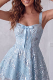 A-Line Azul Celeste Tiras grossas Curtas Florais Vestido de Finalistas com Laço