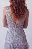Vestido Curto de Homecoming com decote em V floral em lavanda poeirenta com penas
