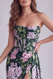 Vestido formal floral verde-escuro sem alças, franzido em linha A, com fenda