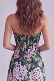 Vestido formal floral verde-escuro sem alças, franzido em linha A, com fenda