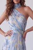 Vestido formal longo azul com recorte floral com um ombro e cachecol