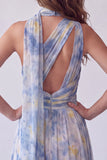 Vestido formal longo azul com recorte floral com um ombro e cachecol