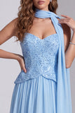Vestido formal azul celeste sem alças de lantejoulas em linha A com cachecol no pescoço