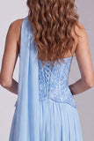 Vestido formal azul celeste sem alças de lantejoulas em linha A com cachecol no pescoço