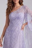 Vestido formal lilás com missangas num ombro e capa lateral
