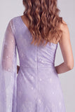 Vestido formal lilás com missangas num ombro e capa lateral