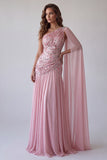 Vestido formal cor-de-rosa, missangas e franzidas, um ombro, com capa lateral