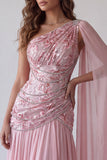 Vestido formal cor-de-rosa, missangas e franzidas, um ombro, com capa lateral