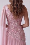 Vestido formal cor-de-rosa, missangas e franzidas, um ombro, com capa lateral