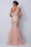 Vestido longo de mãe da noiva com lantejoulas cor-de-rosa de um ombro e folhos