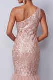 Vestido longo de mãe da noiva com lantejoulas cor-de-rosa de um ombro e folhos