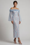 Vestido longo de mãe da noiva azul ombro descoberto, cor cor floral com missangas e folhos