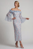 Vestido longo de mãe da noiva azul ombro descoberto, cor cor floral com missangas e folhos