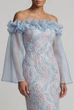 Vestido longo de mãe da noiva azul ombro descoberto, cor cor floral com missangas e folhos
