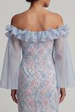 Vestido longo de mãe da noiva azul ombro descoberto, cor cor floral com missangas e folhos