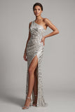 Vestido longo de mãe da noiva com um ombro prateado e misangas prateadas