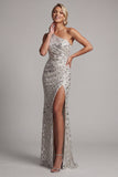 Vestido longo de mãe da noiva com um ombro prateado e misangas prateadas