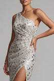 Vestido longo de mãe da noiva com um ombro prateado e misangas prateadas