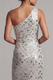 Vestido longo de mãe da noiva com um ombro prateado e misangas prateadas