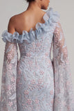 Vestido de Mãe da Noiva, Bodycon Azul Floral Azul Poeirento, Um Ombro Com Missangas e Folhos Longos