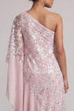 Vestido longo de mãe da noiva com lantejoulas cor-de-rosa de um ombro com folhos e contas