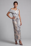 Vestido de mãe da noiva com lantejoulas bodycon cor prateado, floral de um ombro comprido com fenda