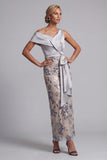 Vestido de mãe da noiva com lantejoulas bodycon cor prateado, floral de um ombro comprido com fenda