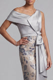 Vestido de mãe da noiva com lantejoulas bodycon cor prateado, floral de um ombro comprido com fenda