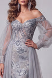 Vestido longo de concurso com cauda no ombro e lantejoulas azul empoeirado