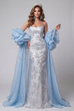 Vestido de concurso longo de mermade sem alças azul claro com flores e missangas, com cauda de folhos