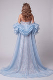 Vestido de concurso longo de mermade sem alças azul claro com flores e missangas, com cauda de folhos
