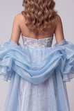 Vestido de concurso longo de mermade sem alças azul claro com flores e missangas, com cauda de folhos