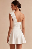 Vestido de chá de panela branco de um ombro em linha A