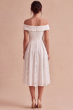 Vestido de Noivado Branco Midi Linha A com ombros descobertos e renda