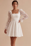 Pequeno vestido branco de renda com decote quadrado em linha A e mangas compridas