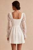 Pequeno vestido branco de renda com decote quadrado em linha A e mangas compridas
