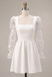 Pequeno vestido branco de renda com decote quadrado em linha A e mangas compridas