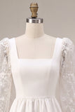 Pequeno vestido branco de renda com decote quadrado em linha A e mangas compridas