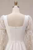 Pequeno vestido branco de renda com decote quadrado em linha A e mangas compridas