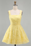 Vestido curto de regresso a casa amarelo curto de pérolas de decote quadrado em linha A com bordas