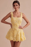 Vestido curto de regresso a casa amarelo curto de pérolas de decote quadrado em linha A com bordas