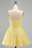 Vestido curto de regresso a casa amarelo curto de pérolas de decote quadrado em linha A com bordas
