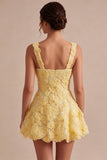 Vestido curto de regresso a casa amarelo curto de pérolas de decote quadrado em linha A com bordas