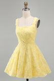 Vestido curto de regresso a casa amarelo curto de pérolas de decote quadrado em linha A com bordas