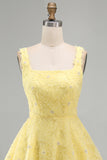 Vestido curto de regresso a casa amarelo curto de pérolas de decote quadrado em linha A com bordas