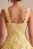 Vestido curto de regresso a casa amarelo curto de pérolas de decote quadrado em linha A com bordas