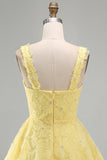 Vestido curto de regresso a casa amarelo curto de pérolas de decote quadrado em linha A com bordas